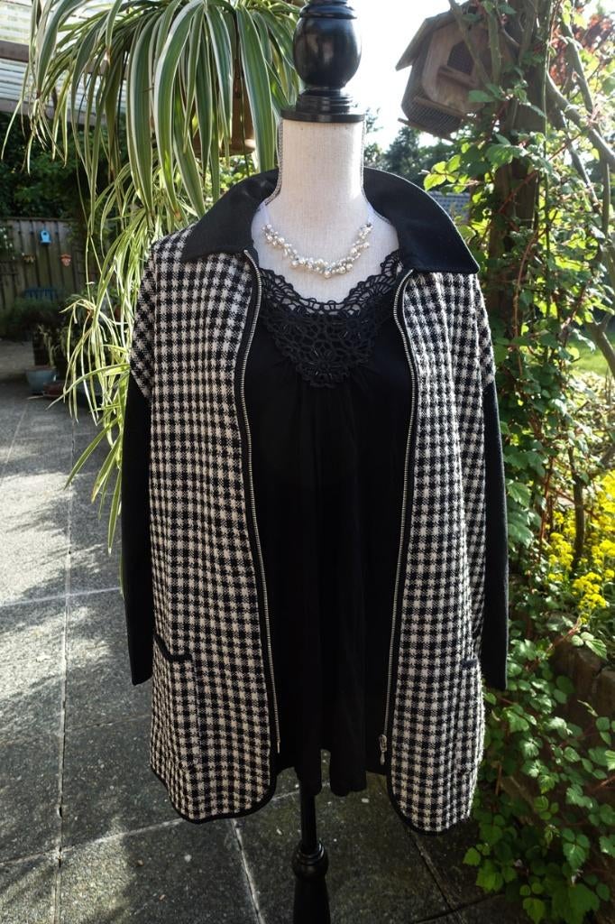 mooie ecru met zwarte vest mt 44-46 - L, Ophalen of Verzenden, Zo goed als nieuw, Maat 46/48 (XL) of groter, Zwart