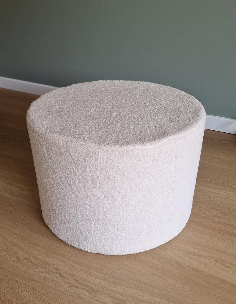 Witte Bouclé Poef - Rond en Stijlvol, Huis en Inrichting, Banken | Voetenbanken en Poefen, Ophalen, Zo goed als nieuw, Modern, Scandinavisch, Bouclé