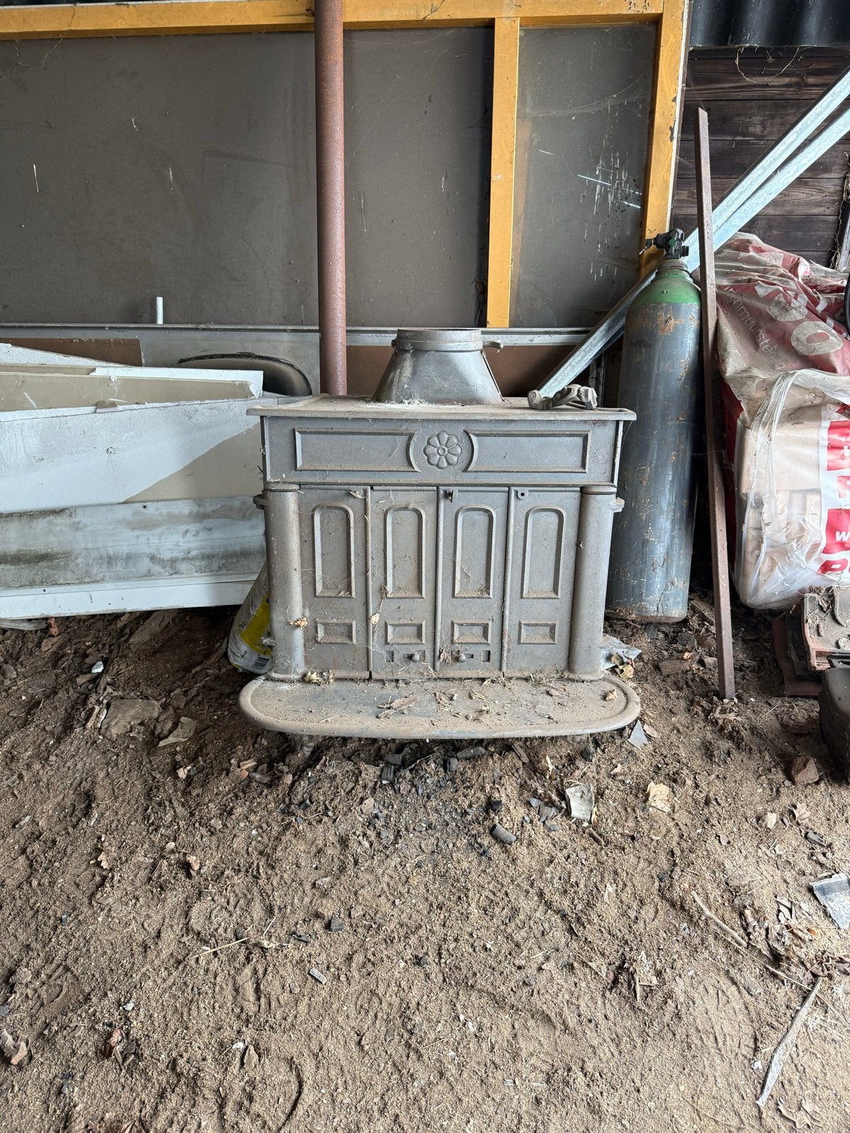 Gietijzeren Kachel - Robuust en Decoratief, Gebruikt, Houtkachel, Ophalen of Verzenden, Vrijstaand