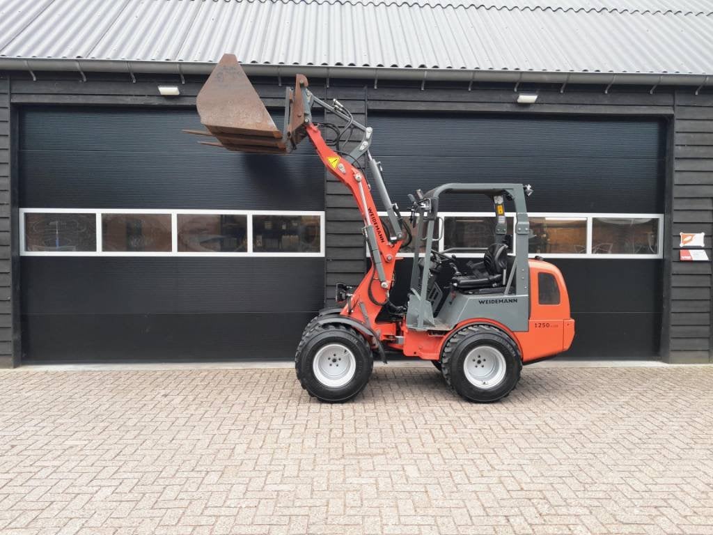 Weidemann 1250 cc 35 minishovel NL-kenteken Brede banden, Wiellader of Shovel
