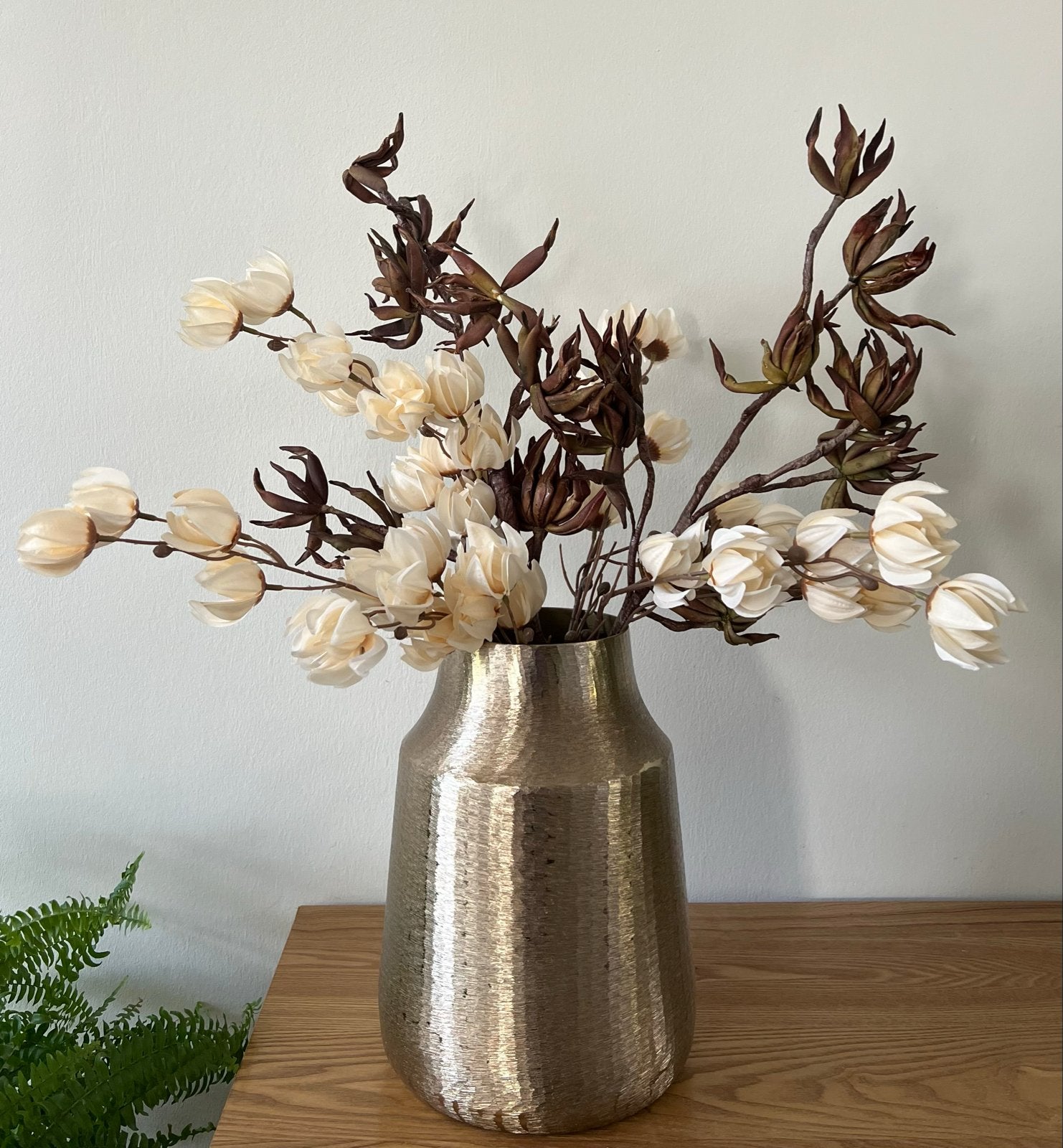 Gouden vaas met kunstbloemen, Inclusief decoratie, Ophalen of Verzenden, Zo goed als nieuw, Metaal