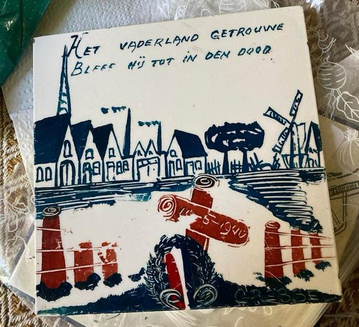 Oorlogsherdenkingstegel Mosa "Het Vaderland Getrouwe", Antiek en Kunst, Ophalen of Verzenden
