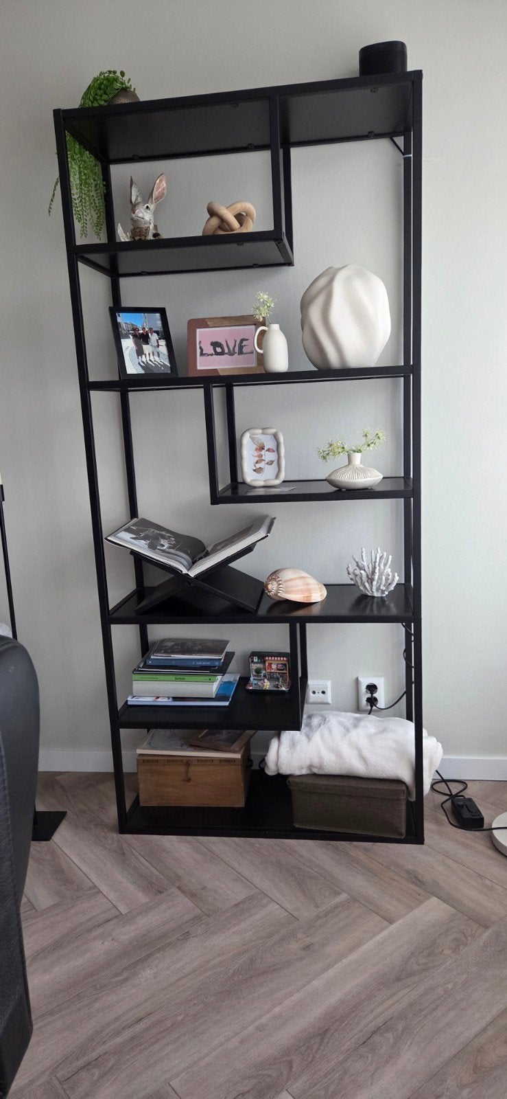 Moderne zwarte metalen open kast met asymmetrische planken, Huis en Inrichting, Ophalen, Met plank(en), 50 tot 100 cm, Zo goed als nieuw