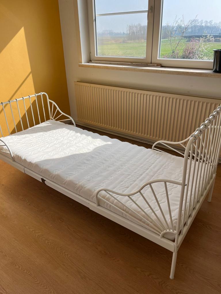 Kinderbed met matras, wit metaal, goede staat, Ophalen, 70 tot 85 cm, 140 tot 160 cm, Zo goed als nieuw