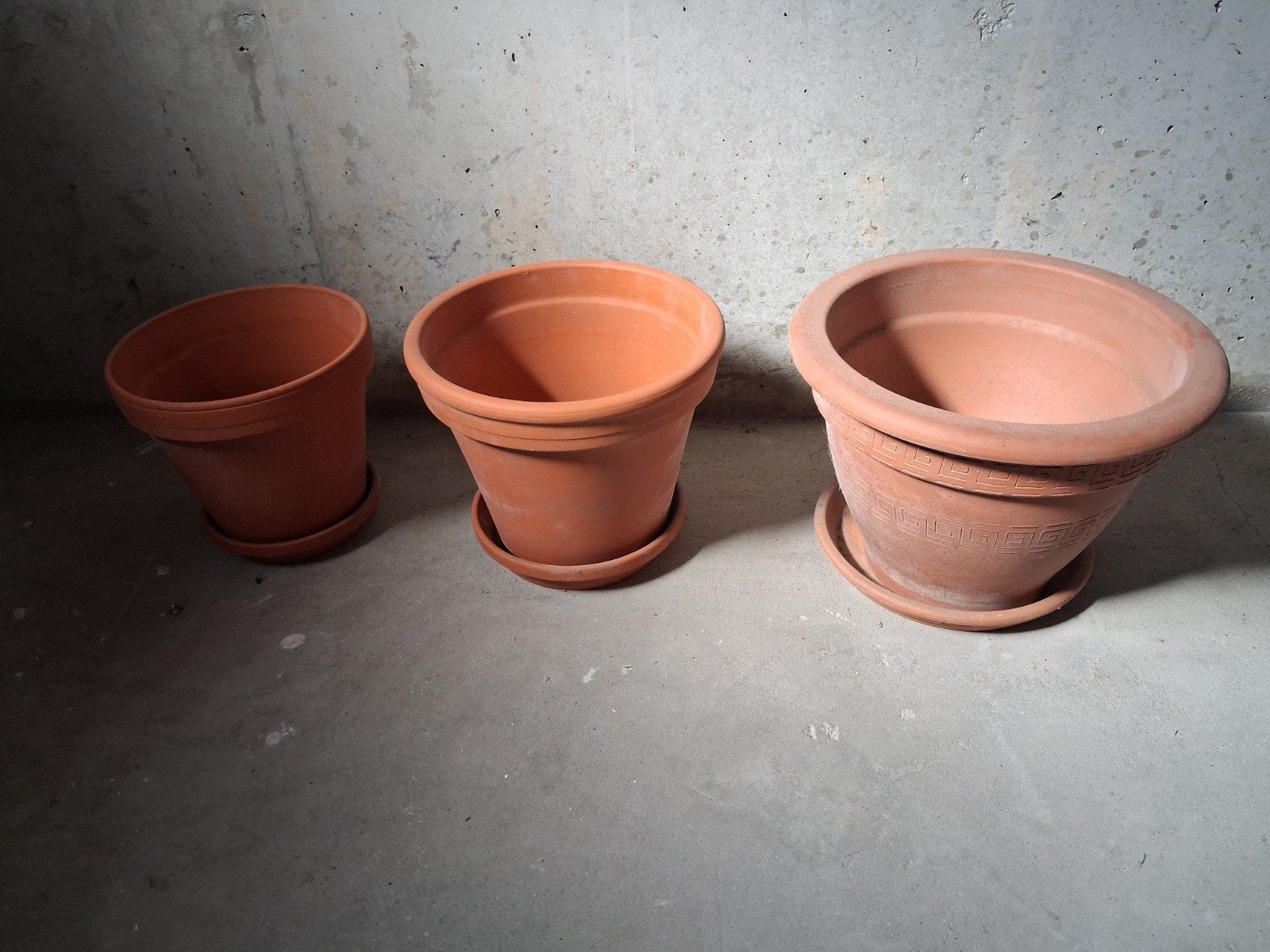 Gratis drie terracotten potten met onderzetters., Ophalen, Rond, Aardewerk, Minder dan 40 cm