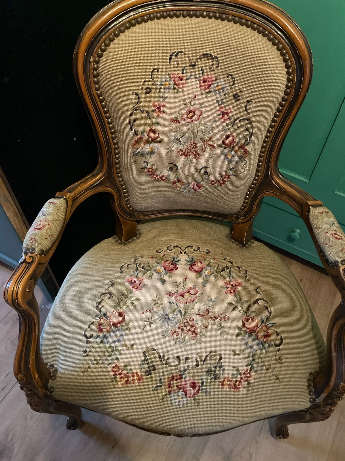 Antieke fauteuil met geborduurd bloemenpatroon., Ophalen