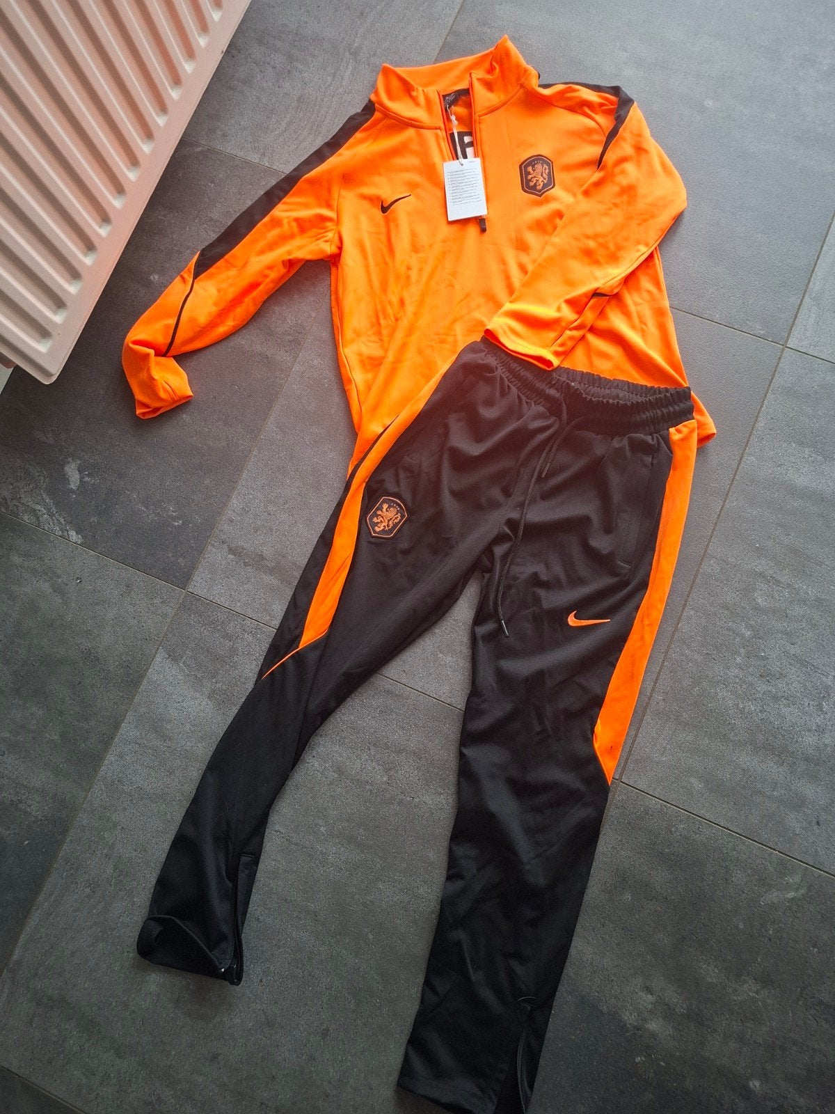 Trainingspak oranje / zwart, Ophalen of Verzenden, Nieuw, Jongen of Meisje