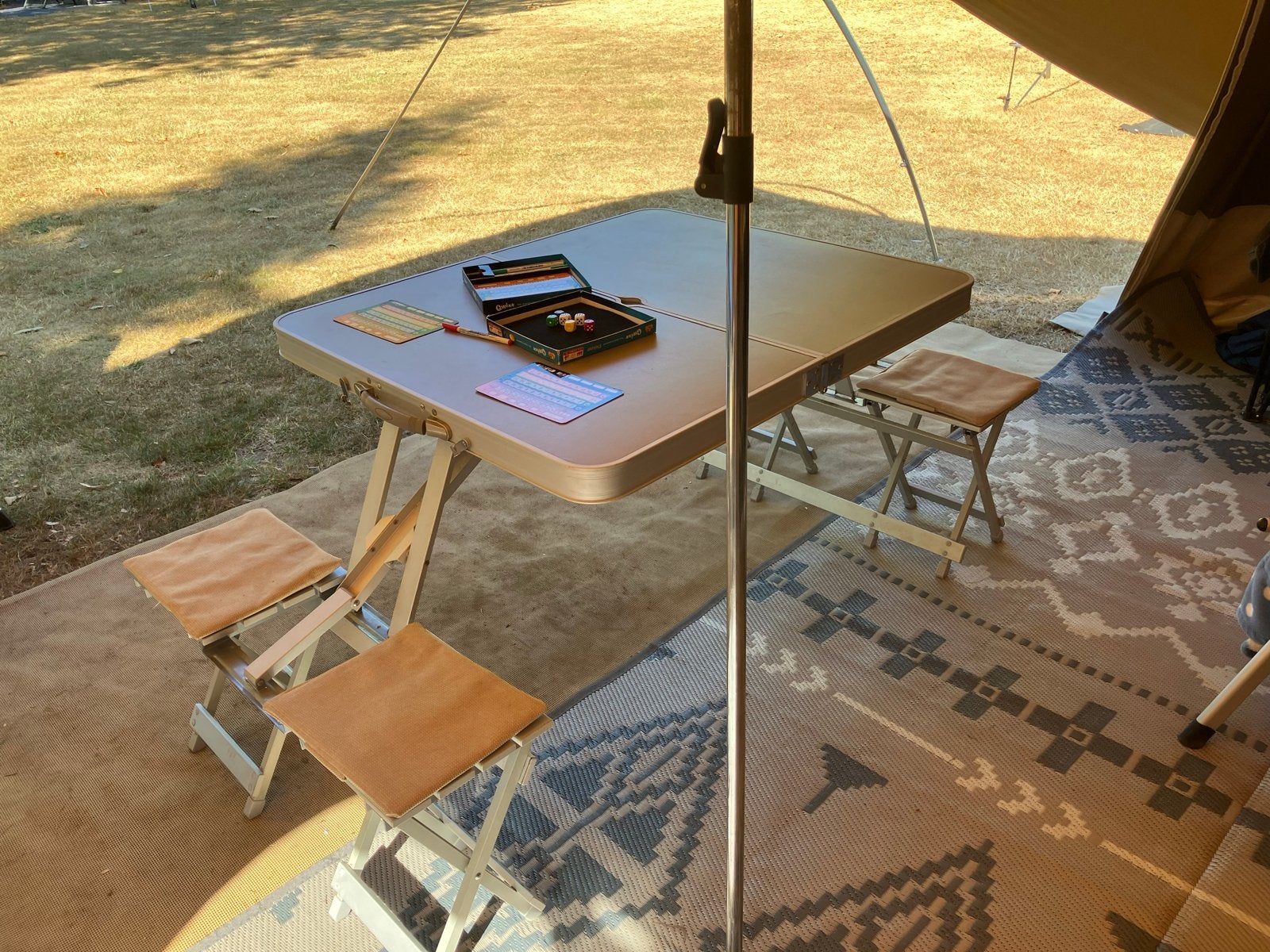 Compacte campingtafel met 4 krukjes - Opvouwbaar, Caravans en Kamperen, Kampeermeubelen, Ophalen, Gebruikt, Campingtafel