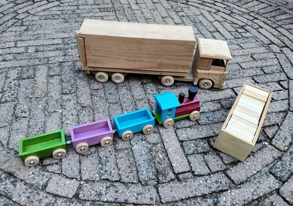 Houten vrachtauto, treintje met wagonnetjes en blokken, Ophalen, Zo goed als nieuw, Duw- of Trekspeelgoed