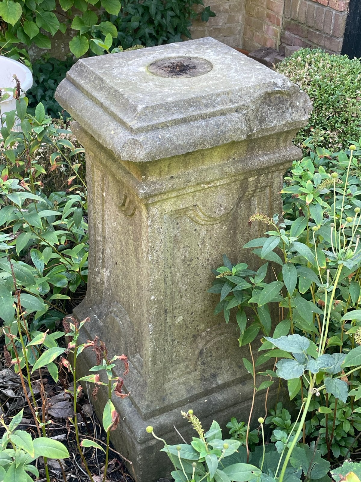 Antieke stenen sokkel/voetstuk voor tuin of decoratie, Ophalen
