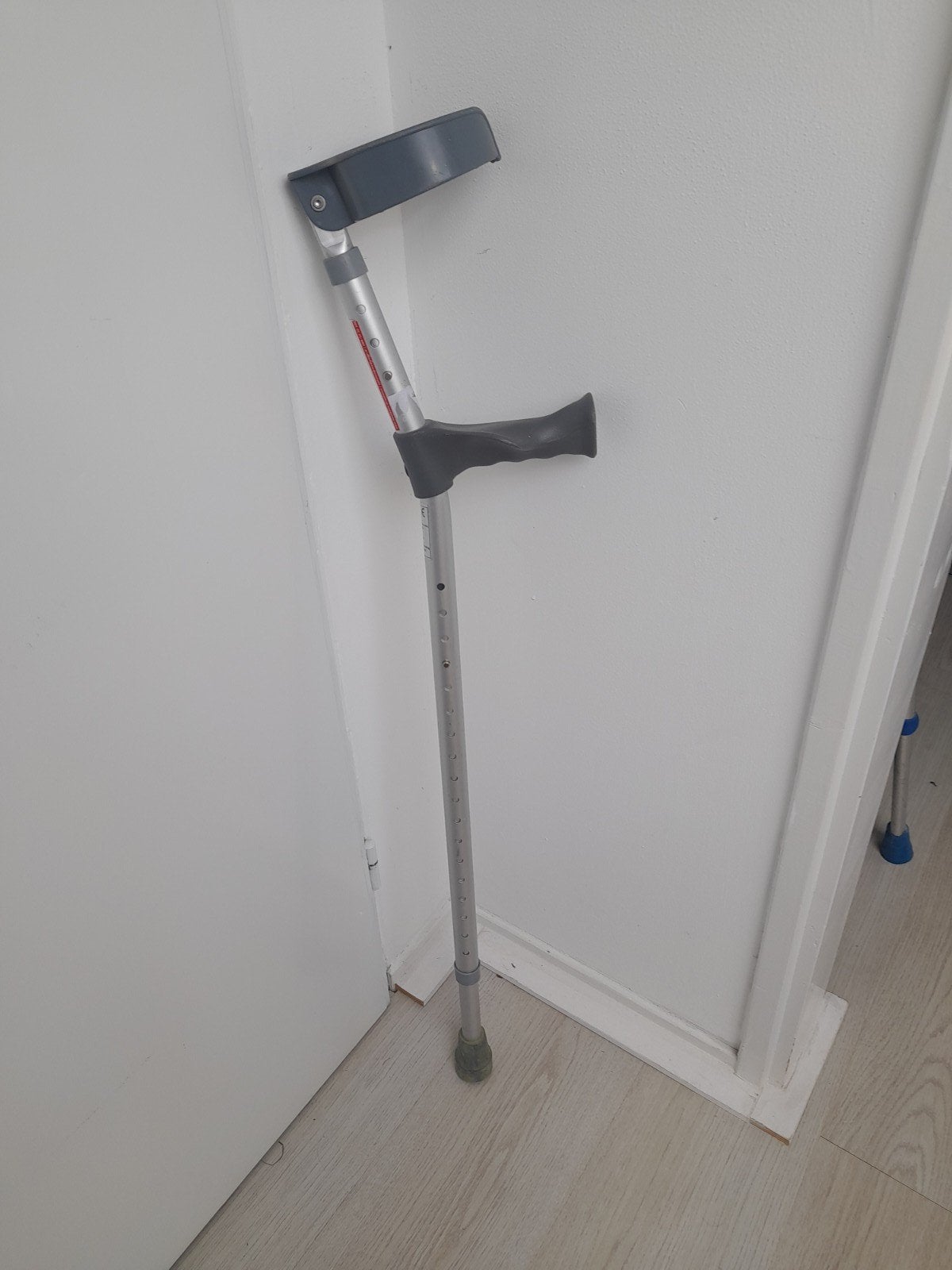 Elleboogkruk links, Diversen, Ophalen