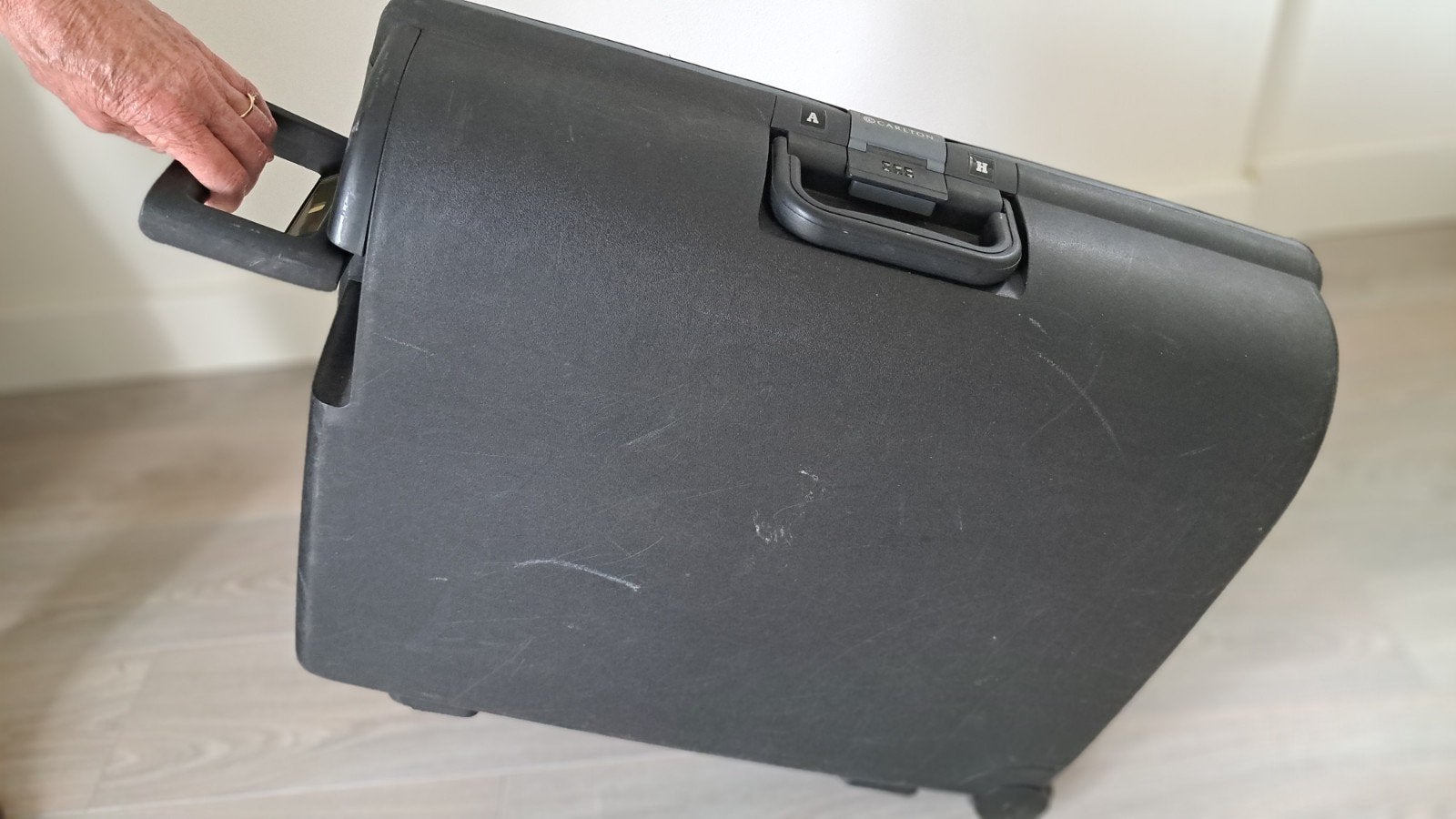 *Grote harde Carlton kunststof koffer met cijferslot, Uitschuifbare handgreep, Gebruikt, Hard kunststof, 45 tot 55 cm