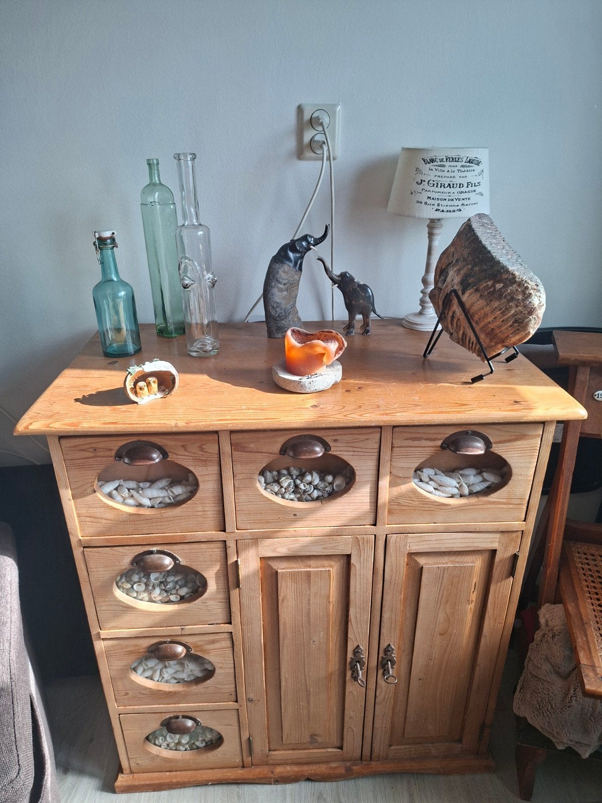 Nostalgische oud grenen ladenkastje met schelpen, Ophalen, Gebruikt, 5 laden of meer, 50 tot 100 cm