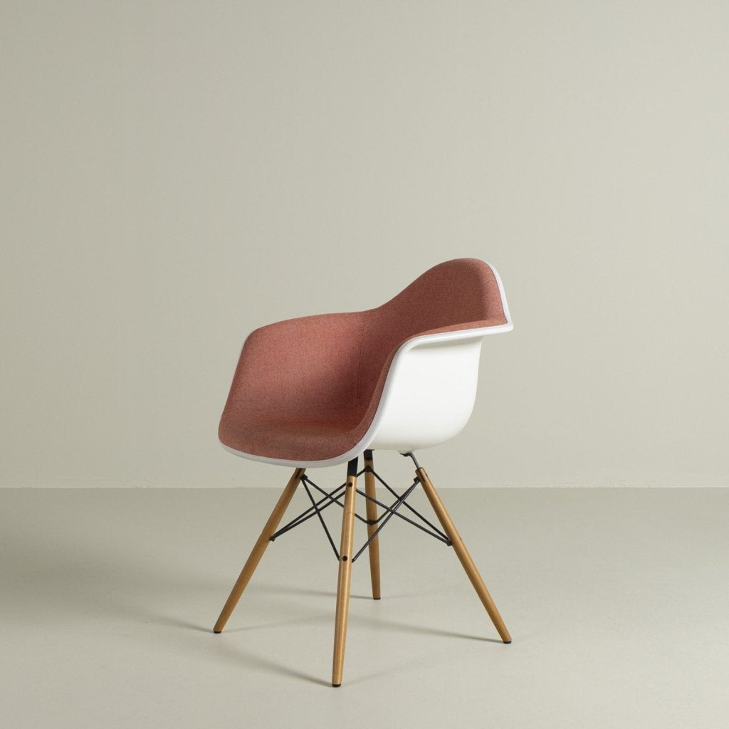 Vitra Eames DAW Stoel Koraalrood/Wit Stof/Kunststof - Hout, Vitra, Zo goed als nieuw, Niet ingevuld, Niet ingevuld