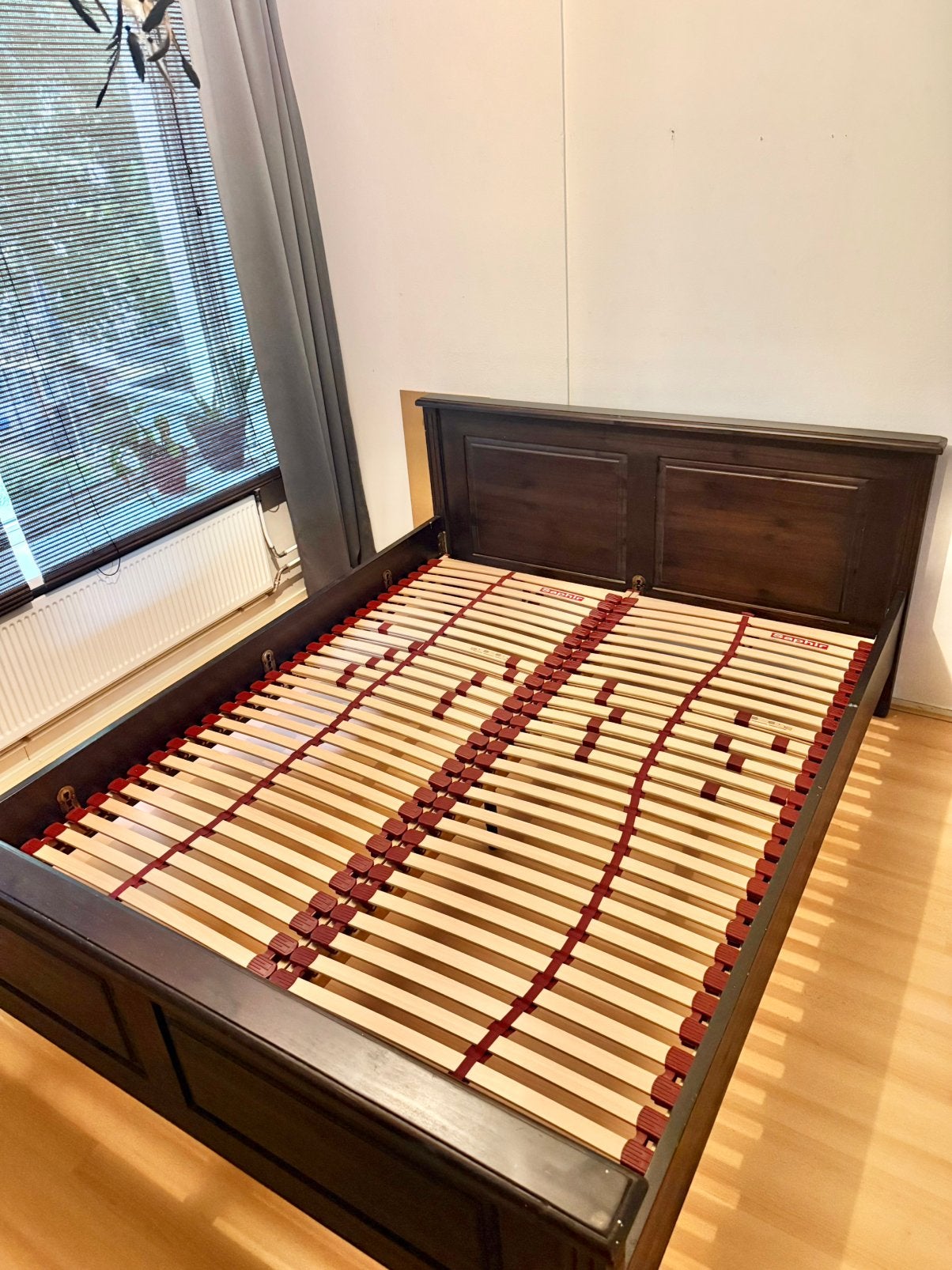 Houten bedframe met verstelbare lattenbodems, Ophalen, Gebruikt, Bruin, Tweepersoons