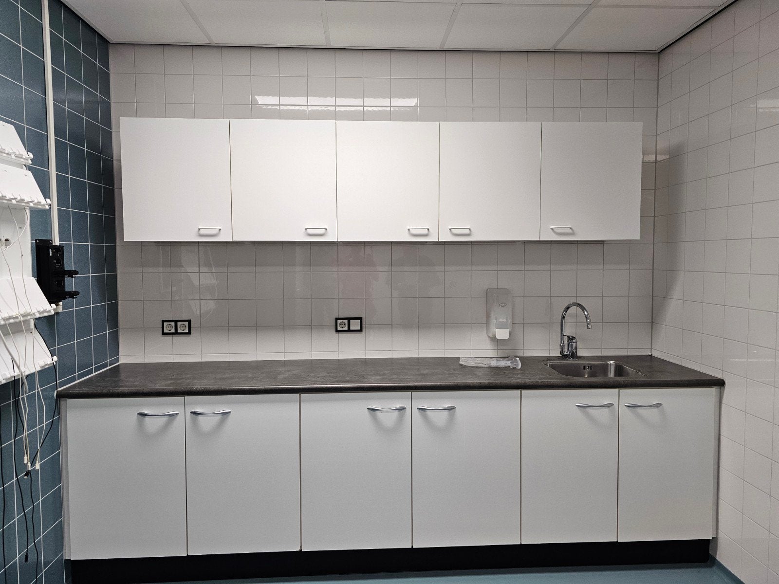 Keukenblok tegen elk aannemelijk bod, Huis en Inrichting, Keuken | Complete keukens, Ophalen, Gebruikt, Wit, Enkelwandige keuken