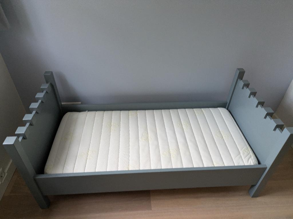 Kinderbed 70x150 kleur blauwgrijs (incl matras, lattenbodem), Ophalen, Gebruikt, 70 tot 85 cm, 140 tot 160 cm