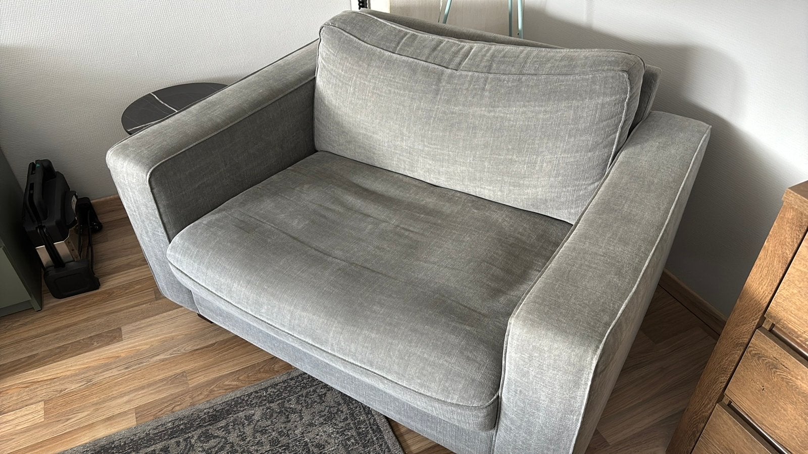 Grijze stoffen loveseat, Ophalen, Tweepersoons, 75 tot 100 cm, Zo goed als nieuw