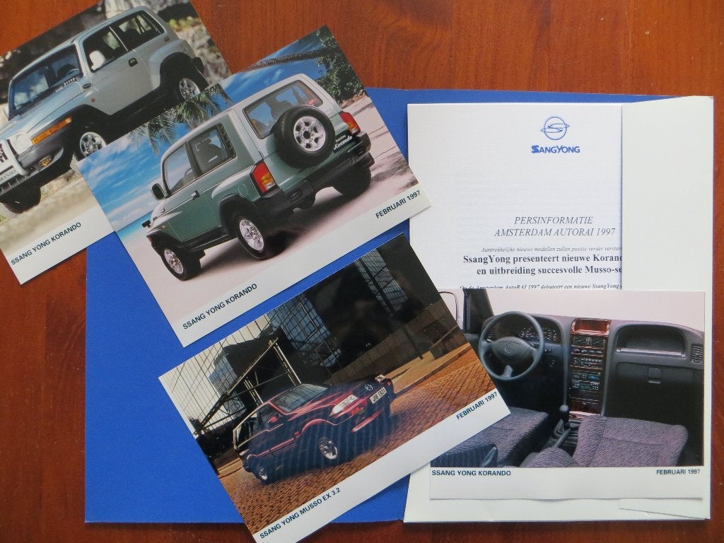 SsangYong Korando Musso persmap met 4 persfoto's AutoRAI 97, Ophalen of Verzenden, Nieuw, Overige merken
