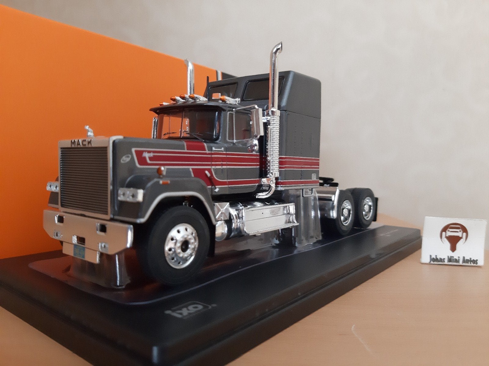 Mack Superliner Magnum 1985 Grey Metallic/Red IXO 1:43, Overige merken, Nieuw, IXO Trucks, Ophalen of Verzenden