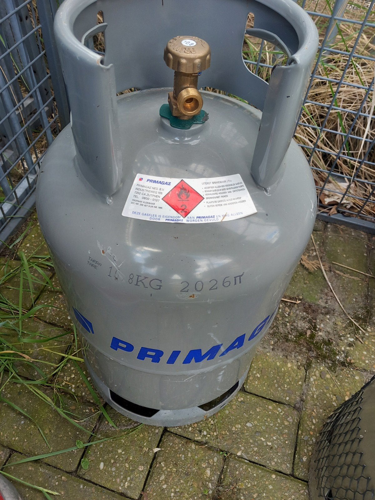 Gasfles leeg,te vullen nog alleen dit jaar, Ophalen