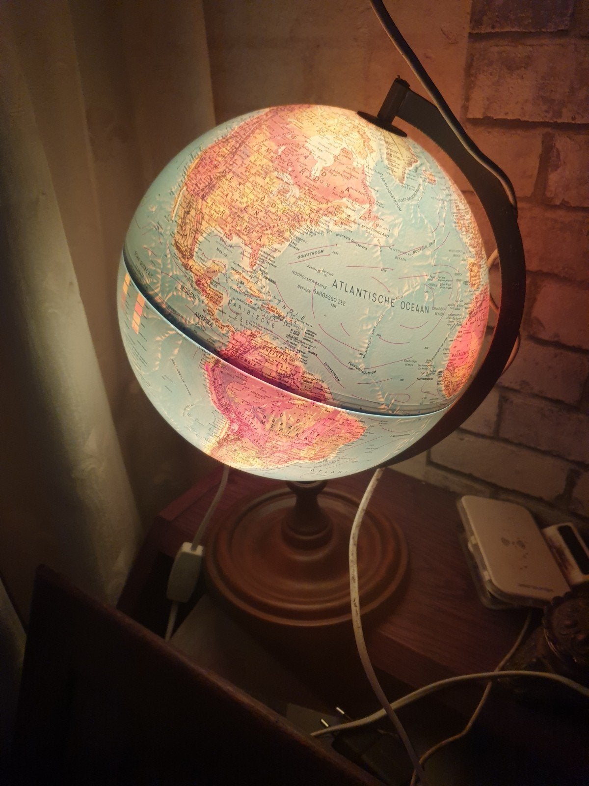 Verlichte wereldbol op houten voet, Ophalen, Zo goed als nieuw
