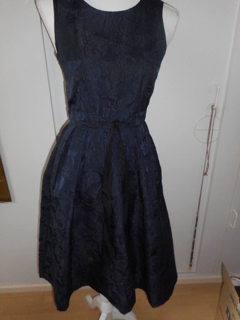 Elegant donkerblauwe jurk met bloemenreliëf van H&M, Nieuw, H&M, Blauw, Nieuw, Ophalen of Verzenden