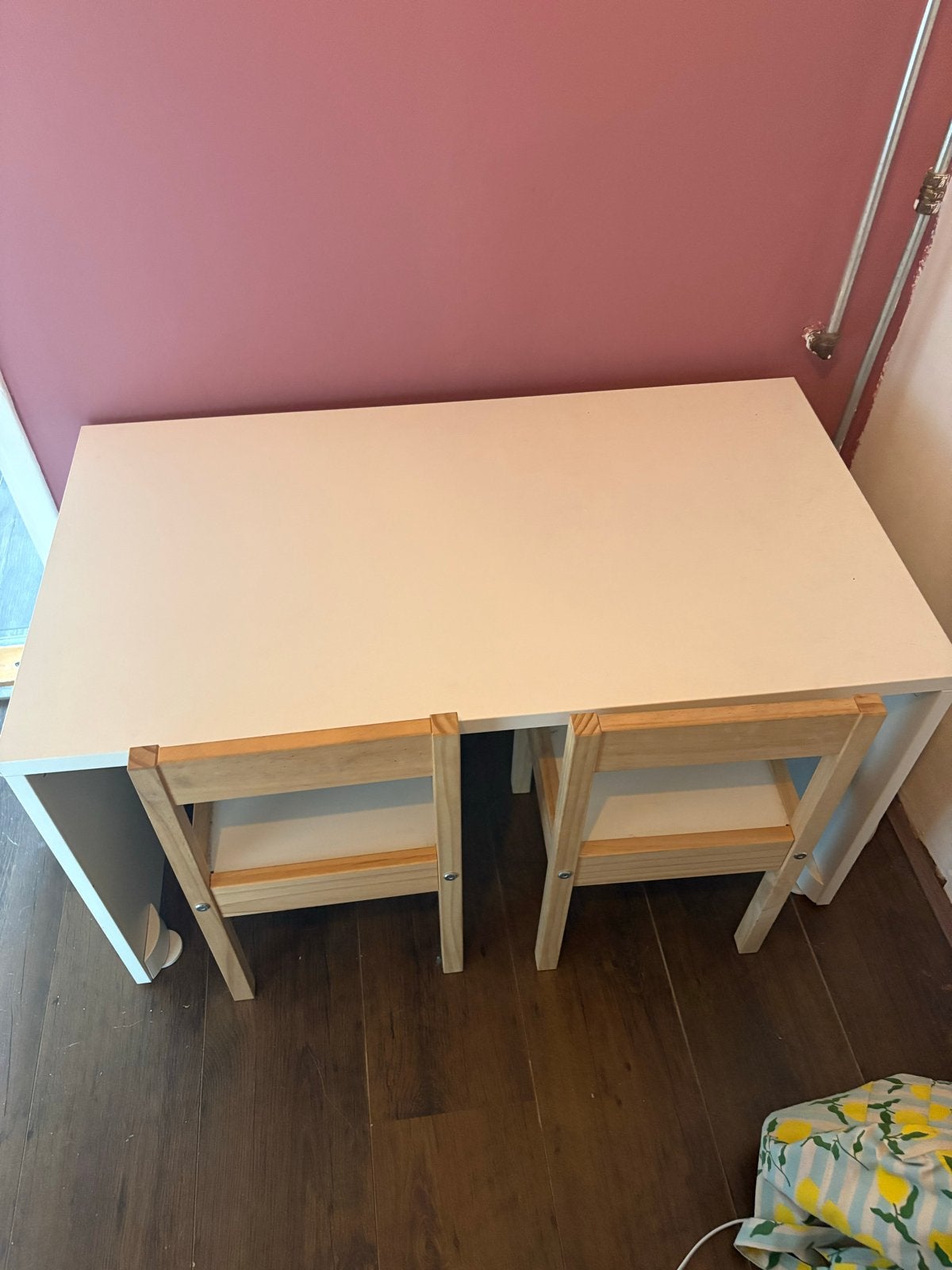 Witte kindertafel met twee houten stoeltjes, Kinderen en Baby's, Kinderkamer | Tafels en Stoelen, Ophalen, Gebruikt, Tafel(s) en Stoel(en)