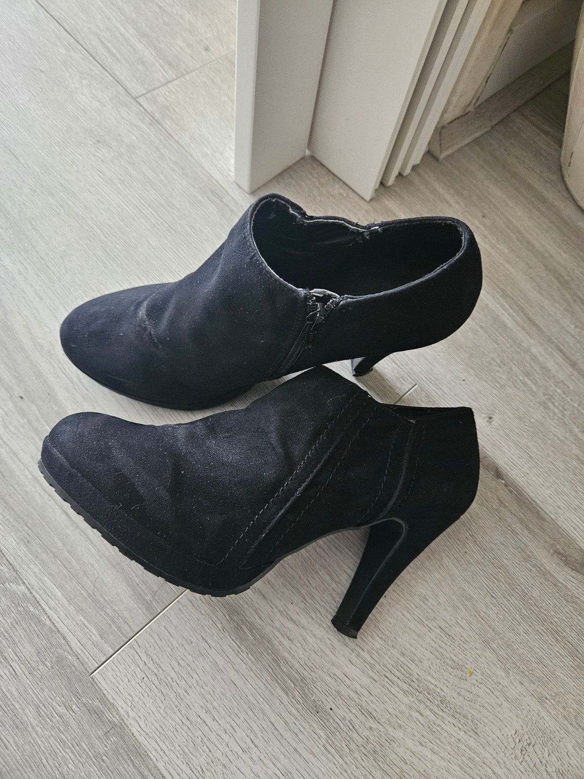 Korte dameslaars zwart suede mt 40 zgan, Zwart, Lage of Enkellaarzen, Ophalen of Verzenden, Zo goed als nieuw