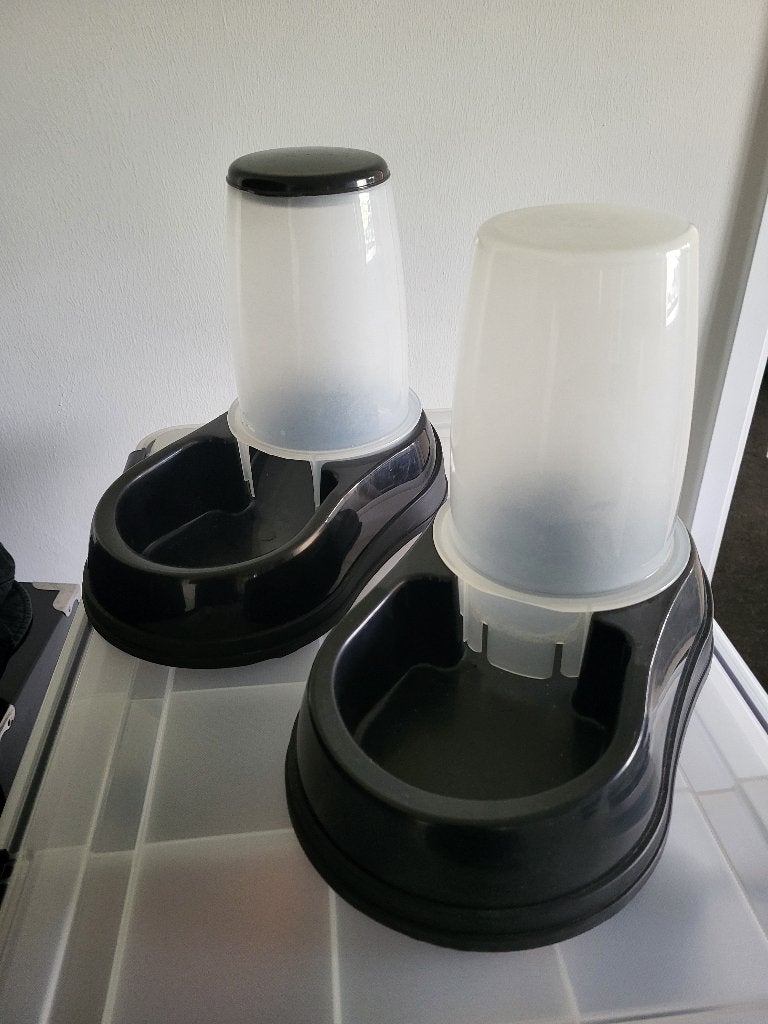 Waterbak en voerdispensor zwarte uitvoering, Ophalen of Verzenden, Zo goed als nieuw
