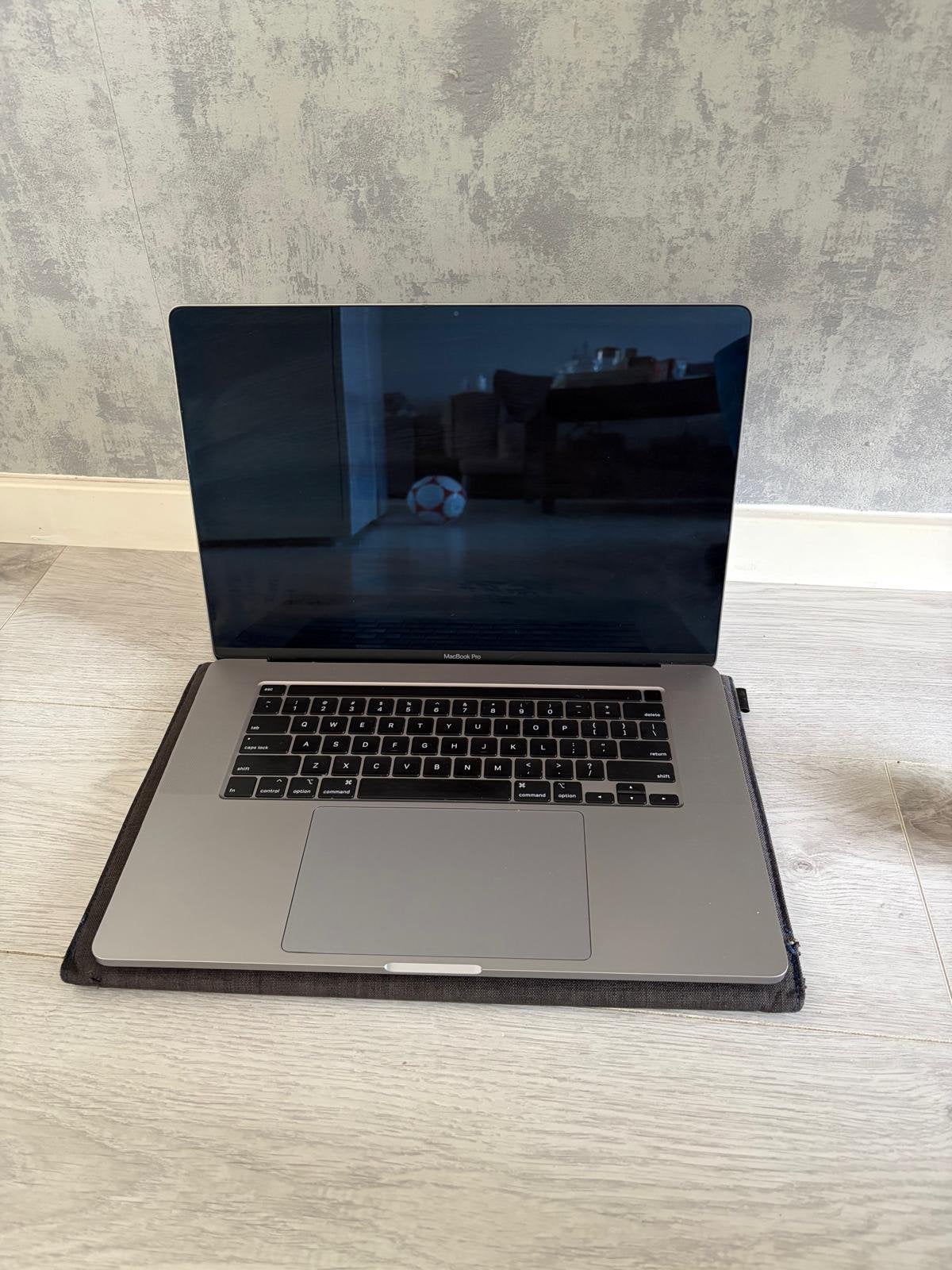 Macbook pro 2019 16 inch met touchbar, Computers en Software, Ophalen, Zo goed als nieuw
