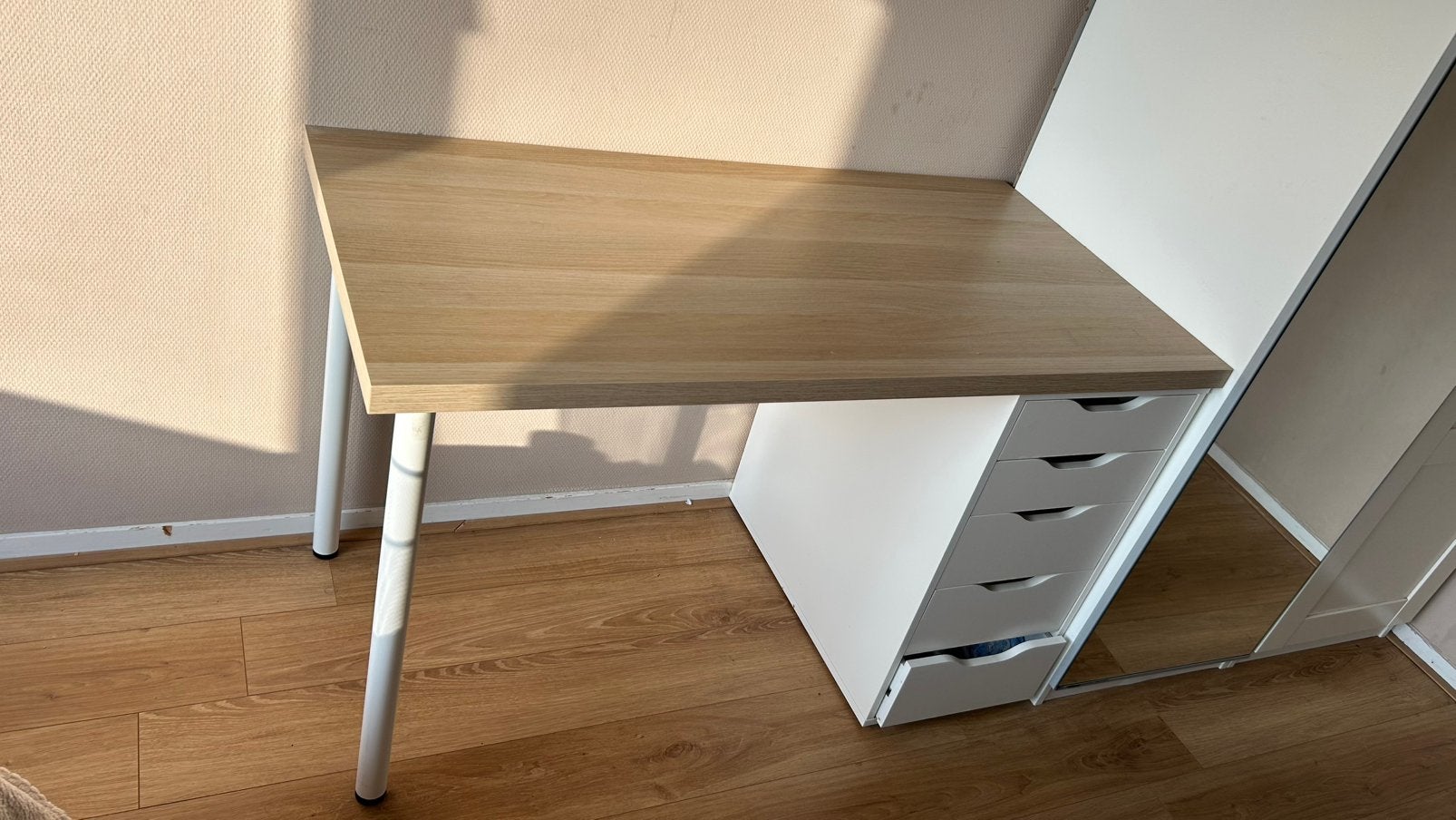 Ikea bureau wit en houtfineer, Ophalen, Zo goed als nieuw