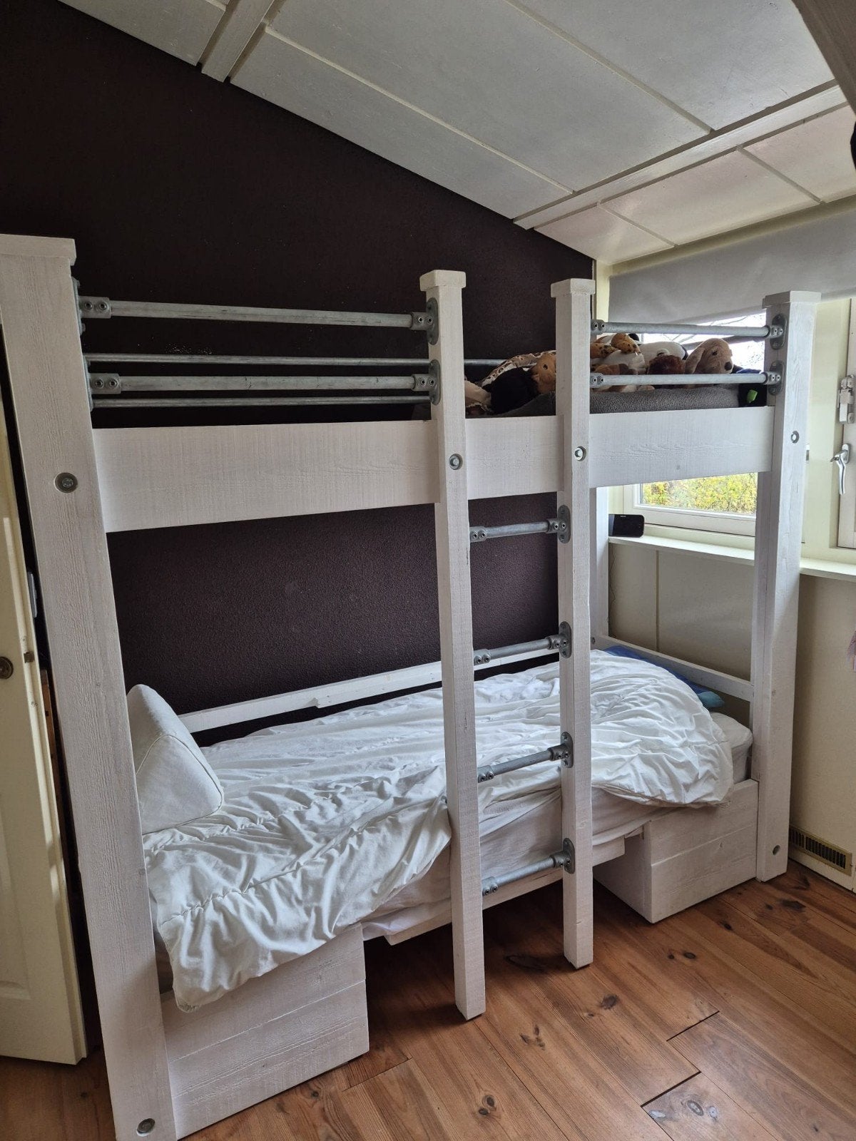 Stevig wit stapelbed met opbergruimte, Ophalen