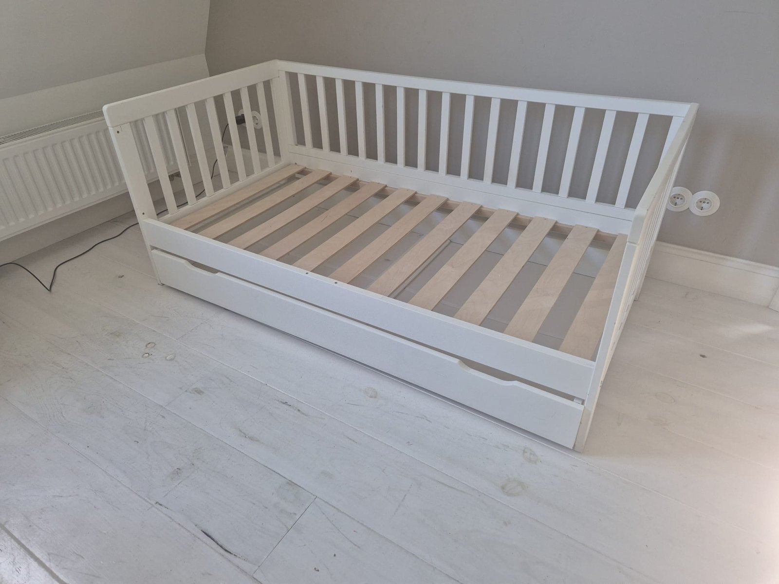 Petite Amélie Peuterbed «PLUME» 140x70 Wit met uitvalhekjes, Ophalen, 70 tot 85 cm, 140 tot 160 cm, Zo goed als nieuw