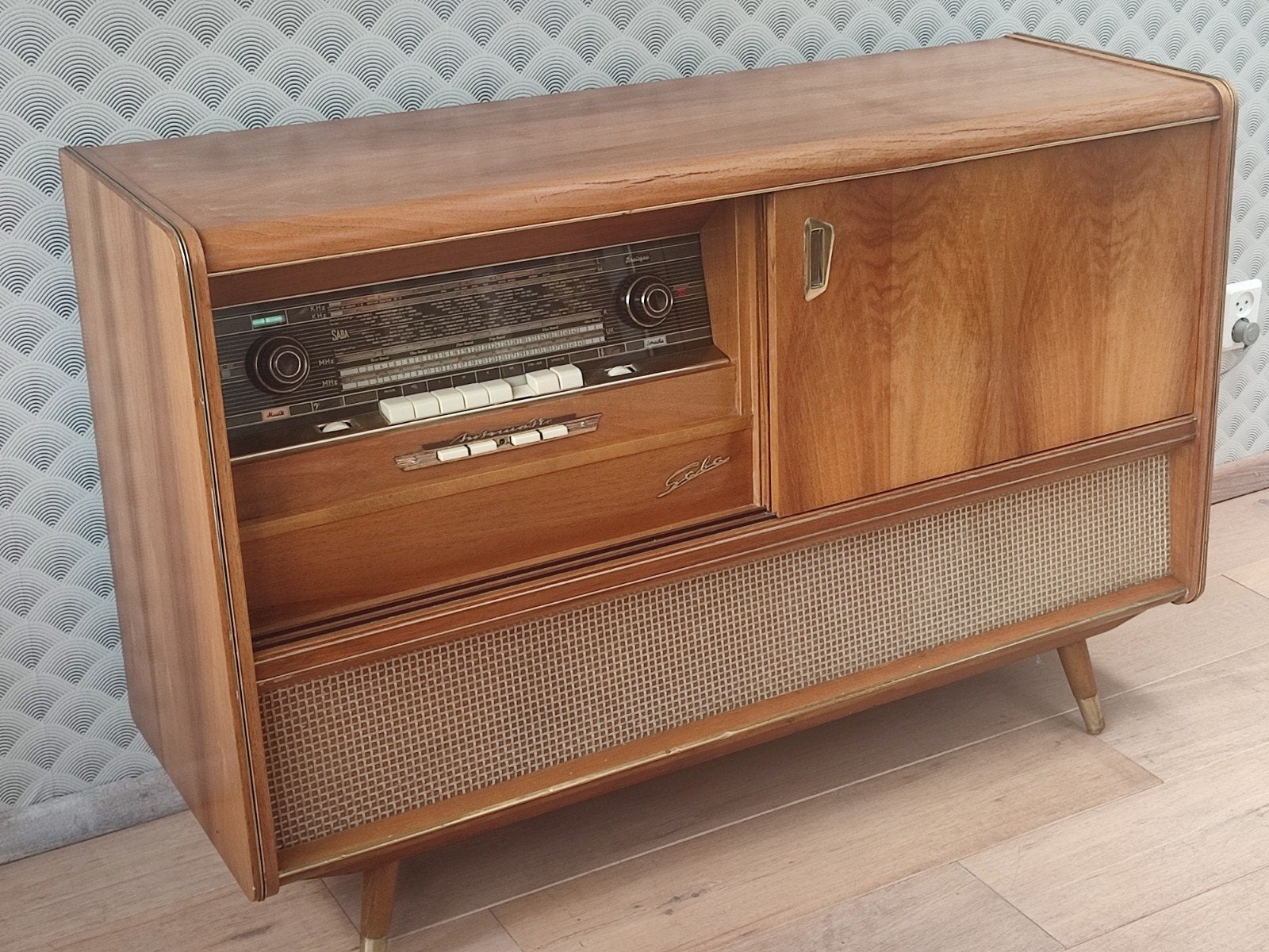 Radiomeubel Saba Lindau 100 aut. uit 1960.   Gerestaureerd, Ophalen