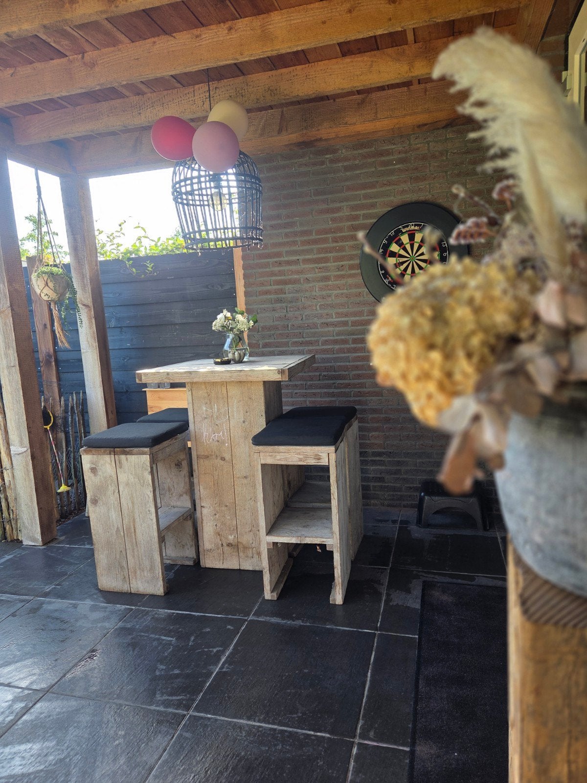 Statafel met houten krukken en zwarte kussentjes, Huis en Inrichting, Tafels | Statafels, Ophalen, Zo goed als nieuw