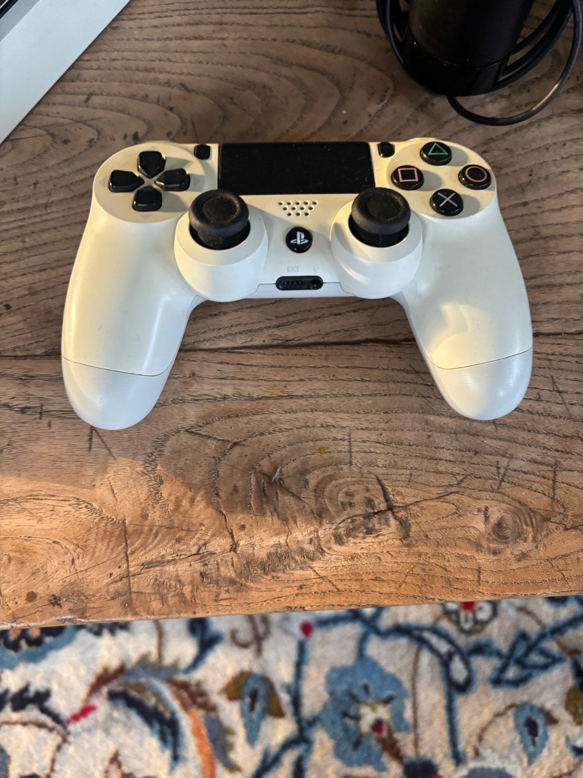 PlayStation 4 met oplader, alle snoeren en gratis game/oplad