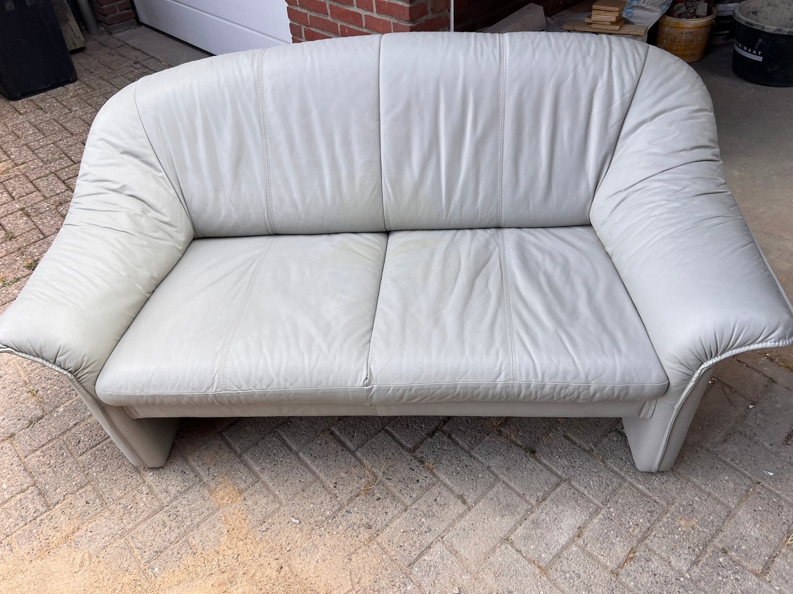 Gratis 2 persoons grijs leren bank, Ophalen, Gebruikt, 150 tot 200 cm, Tweepersoons