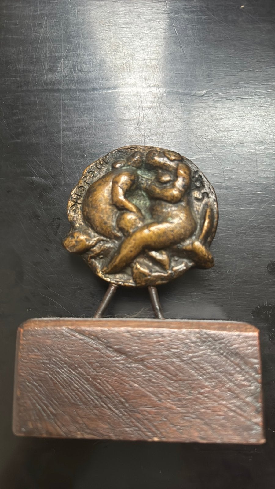 Bronzen beeldje op sokkel van Nic Jonk, gesigneerd, Antiek en Kunst, Overige onderwerpen, Minder dan 20 cm, Ophalen of Verzenden
