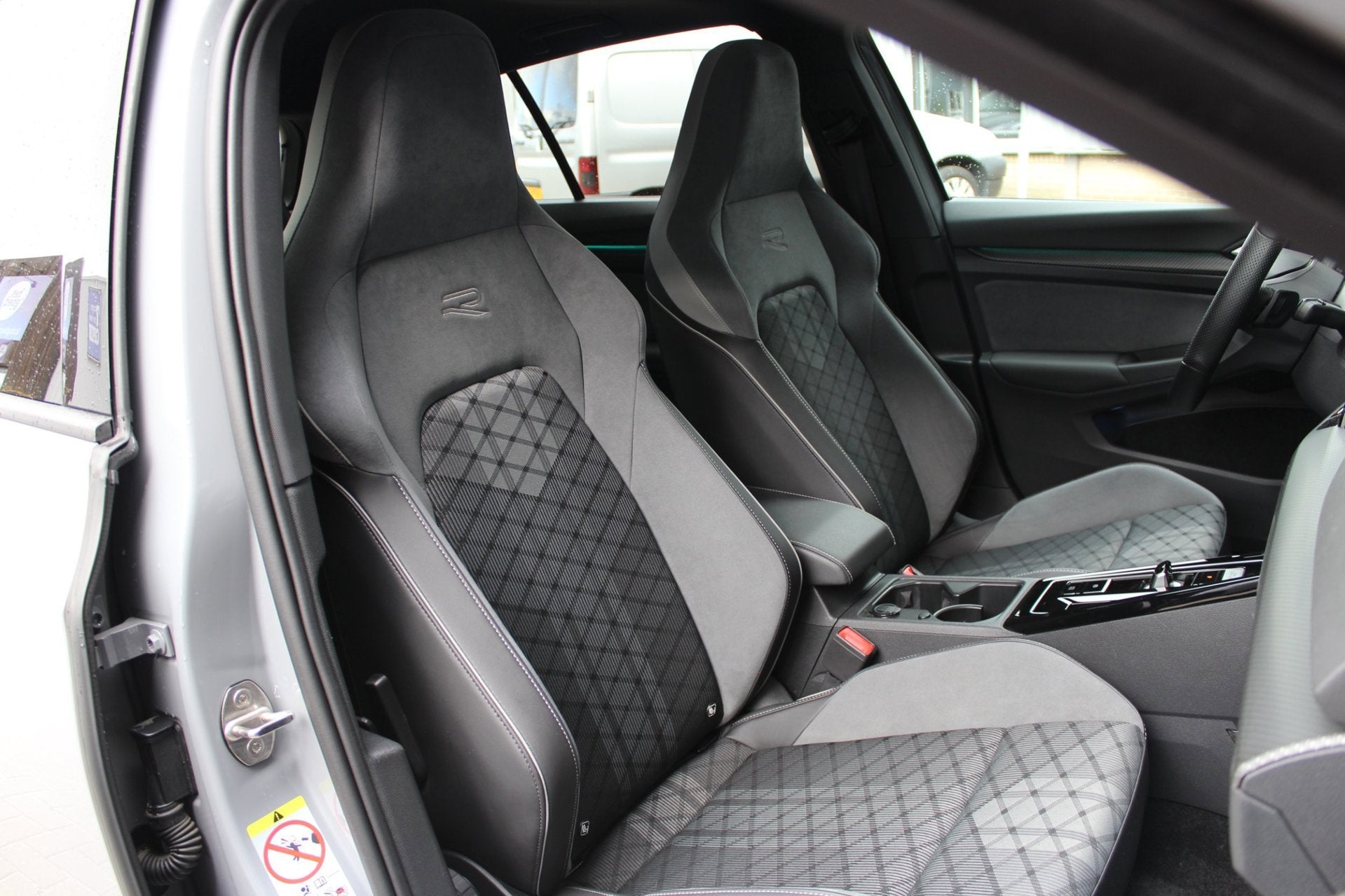 Volkswagen Golf 1.5 eTSI 3x R-Line | Panoramadak | IQ Light, 1498 cc, Zwart, 4 cilinders, 150 pk