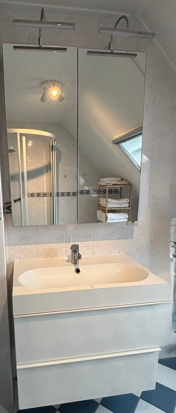 IKEA Badkamermeubel Hoogglas wit Toiletkast en verlichting, Huis en Inrichting, Badkamer | Badkamermeubels, Ophalen, 200 cm of meer