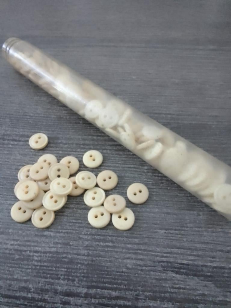 Knopen in koker - Crèmekleurige knoopjes, Ophalen, Knoop of Knopen