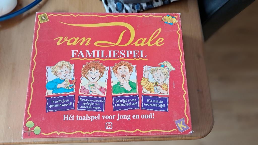 Van Dale Familiespel - Hét taalspel voor jong en oud!, Hobby en Vrije tijd, Gezelschapsspellen | Bordspellen, Vijf spelers of meer