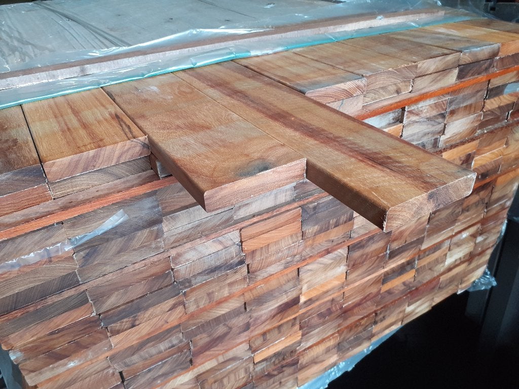 Partij 218 stuks hardhout vlonderplanken - 32.45m2 € 895 ,-, Planken, Nieuw, Ophalen of Verzenden, Hardhout