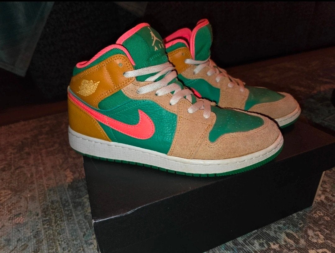 Nike Air Jordan 1 Mid Wheat Watermelon - Maat 39, Kleding | Heren, Schoenen, Ophalen of Verzenden, Nike Air Jordan, Sneakers of Gympen