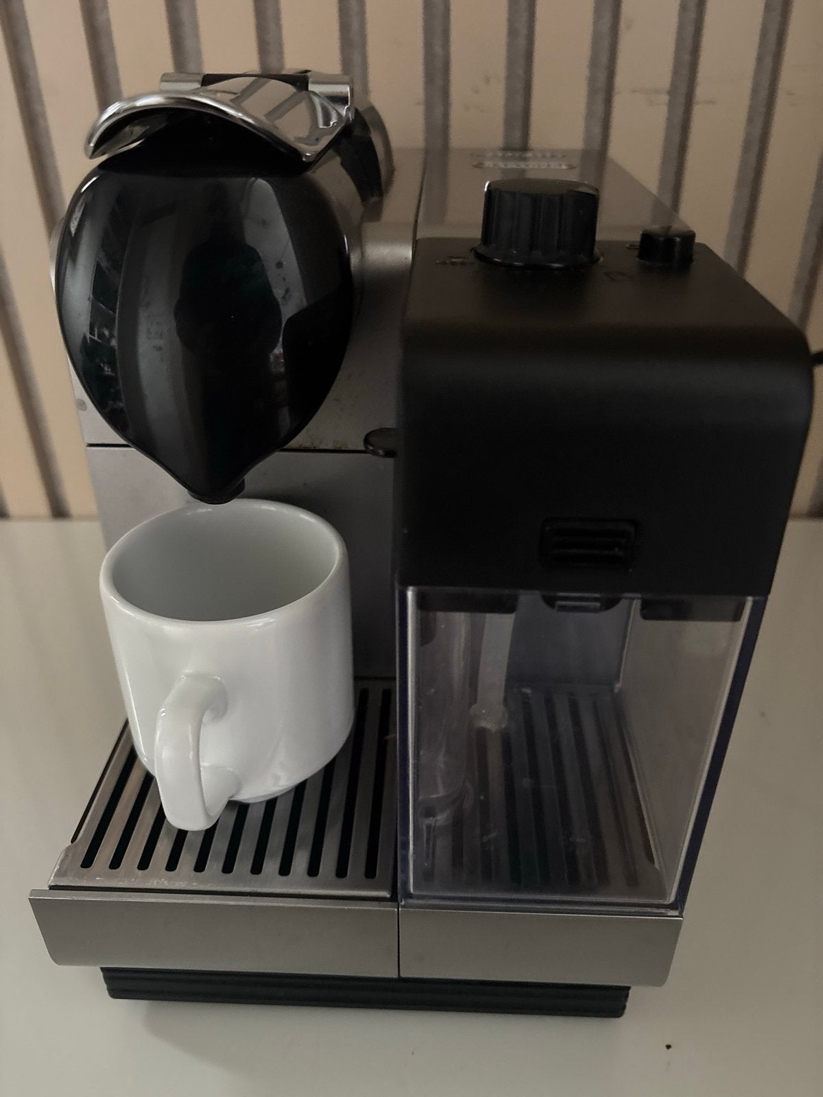 Nespresso DeLonghi EN520.S Lattissima+ Koffiezetapparaat, Espresso apparaat, Ophalen of Verzenden, Zo goed als nieuw, 2 tot 4 kopjes
