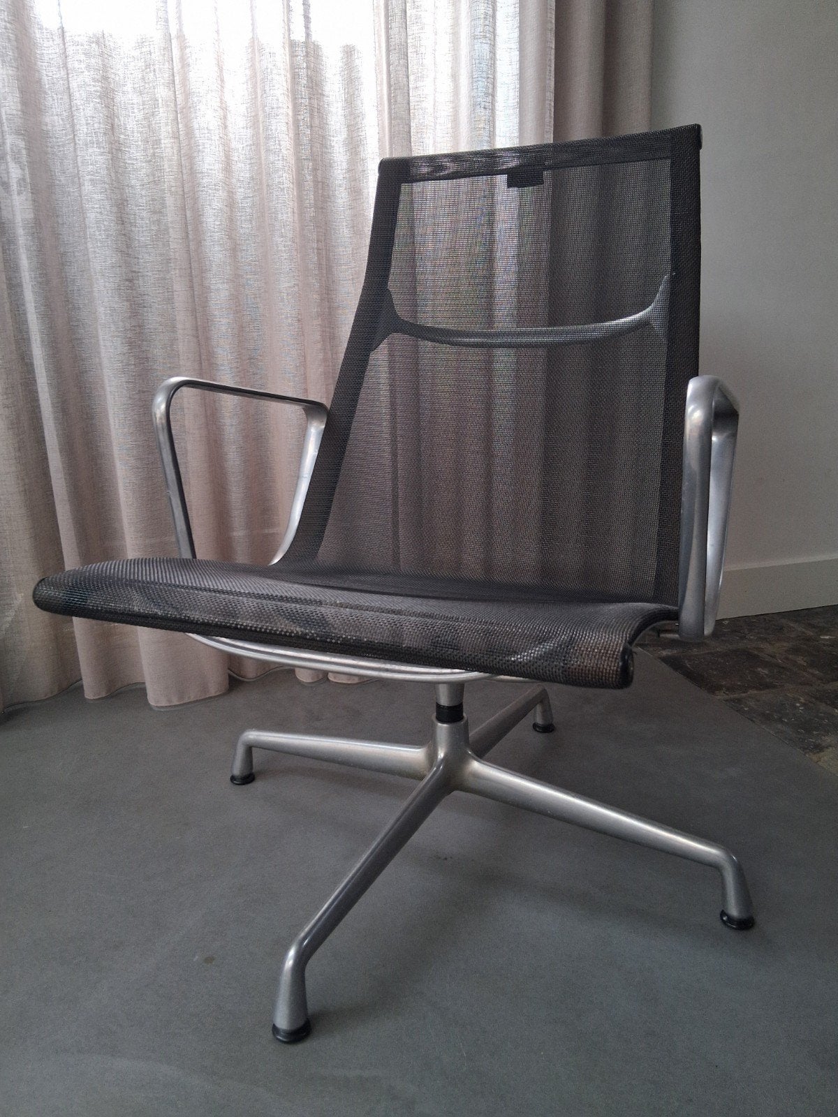 Vitra EA 116 bureaustoel Eames - Zwart netweave, Huis en Inrichting, Ophalen, Gebruikt, Zwart, Eén