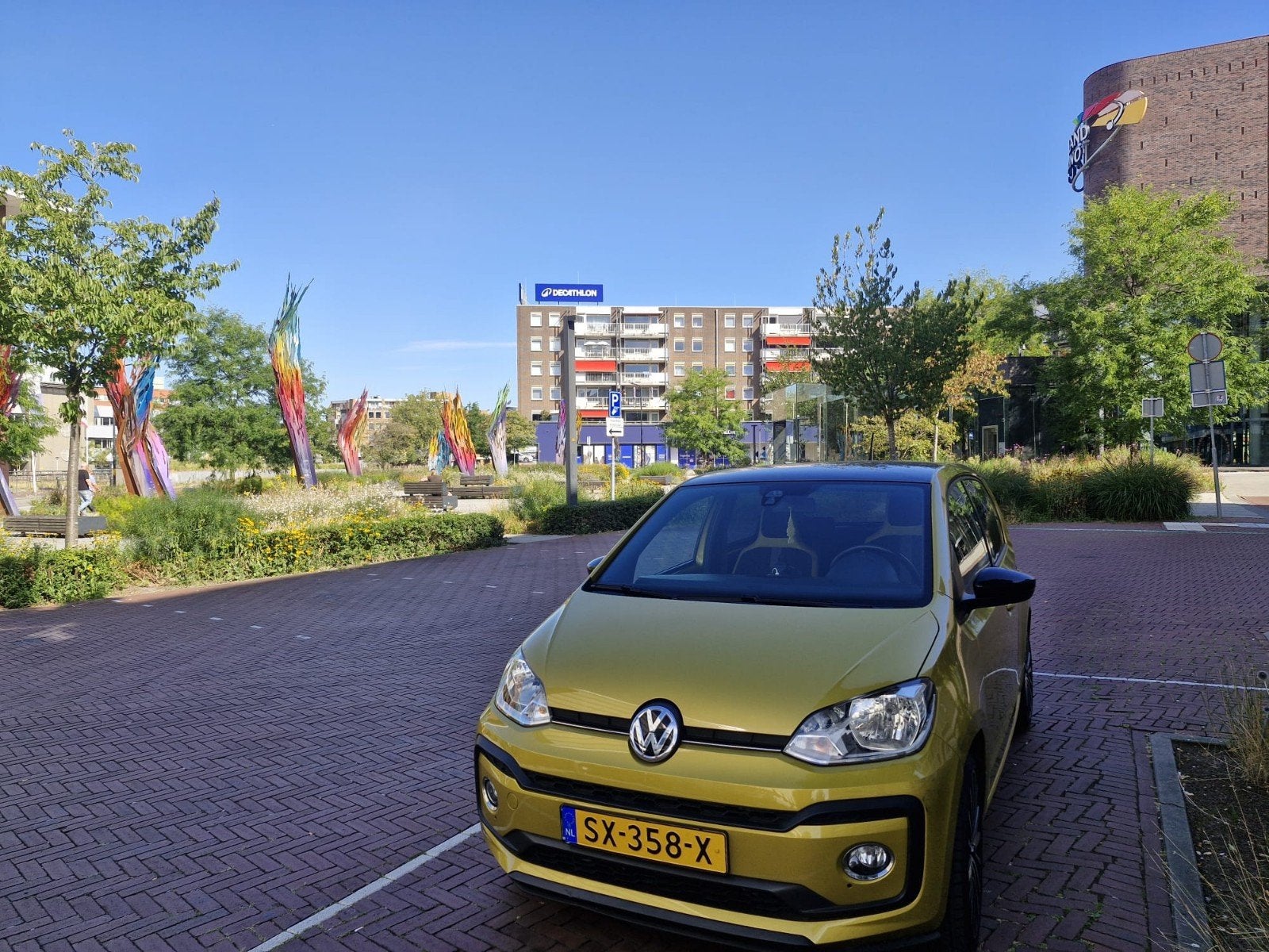 Volkswagen up! 1.0 TSI 90PK 5D 2018 Geel, Auto's, Voorwielaandrijving, 4 stoelen, 23 km/l, Handgeschakeld