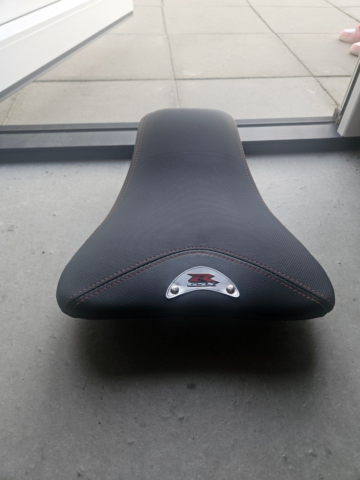 Comfort Zadel Suzuki GSXR 1000 K8 met rode stiksels, Ophalen of Verzenden, Gebruikt