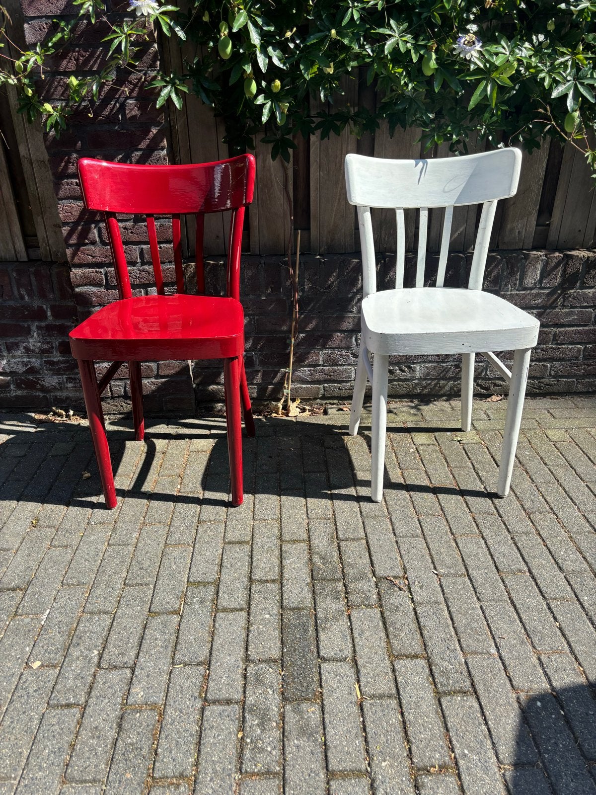 Set van 2 houten stoelen: rood en wit, Huis en Inrichting, Stoelen, Ophalen, Gebruikt, Twee, Overige kleuren